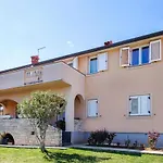 Cozy Apartment In Pula With Wifi